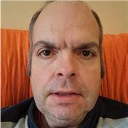 Docente di pianoforte e teoria musicale impartisce lezioni di strumento e musica anche a distanza